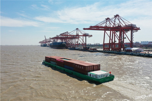 2022-10-11--120TEU--首航-1--壓縮.jpg