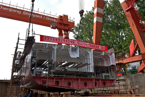 南通金港4400馬力拖輪上船臺(tái)-壓縮.JPG
