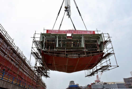 江陰順泰“泓邦消拖18”上船臺-壓縮.JPG