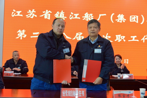 （圖10&nbsp; 張言才總經(jīng)理與分管安全的陳明強(qiáng)副總簽訂安全生產(chǎn)責(zé)任狀）.jpg