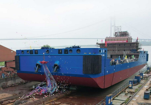 一帶一路78米浮吊船1號船下水-壓縮.jpg